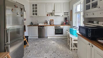 Fridge, dishwasher, coffee/tea maker