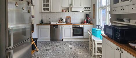 Fridge, dishwasher, coffee/tea maker