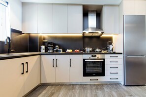 Frigorifero, forno, piano cottura, lavastoviglie