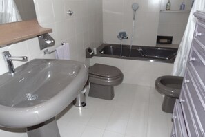 Ducha, bidé y toallas