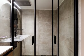 Dusche, Haartrockner, Handtücher, Seife