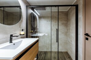 Dusche, Haartrockner, Handtücher, Seife