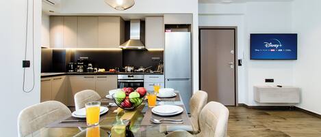 Frigorifero, forno, piano cottura, lavastoviglie