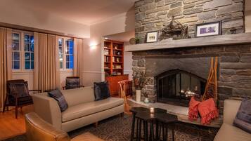 Televisio, takka, työhuone