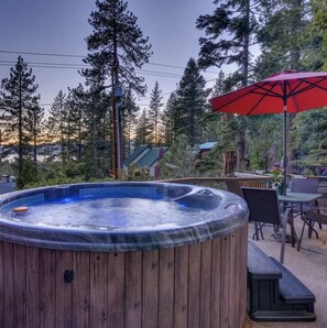 Outdoor dining - Cozy, secluded cabin, great location and beautiful spa with sweeping views! (Kings Beach)