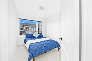 3 bedrooms, iron/ironing board, WiFi, bed sheets