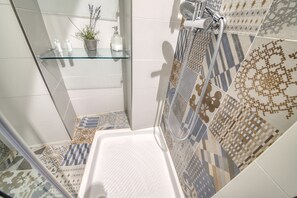 Shower, hair dryer, towels