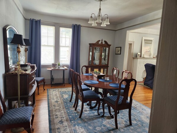 Dining - Historic first floor apartment on beautiful Daffin Park, 30-day minimum lease. (Savannah)