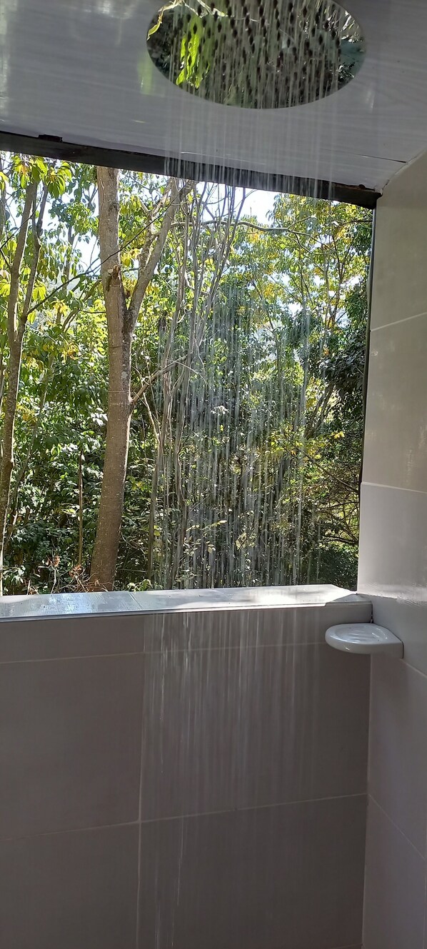 Design-mökki | Kylpyhuone | Suihku, sadesuihkupää, pyyhkeet, saippua