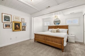4 bedrooms, WiFi, bed sheets - Seaside Breeze - 4BR 3BA 5 min. Walk to Beach (Kill Devil Hills)