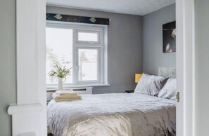 2 habitaciones, tabla de planchar con plancha y cuna de viaje 