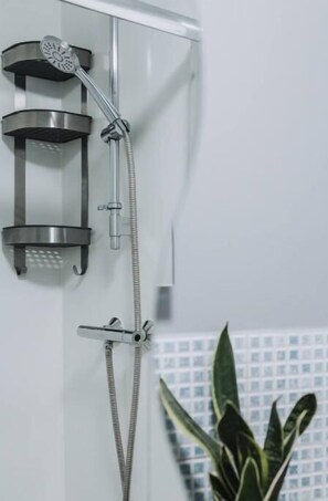 Een douche, een haardroger, handdoeken, zeep