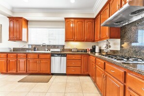 Kylskåp, mikrovågsugn, ugn och spishäll