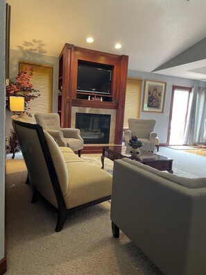Interior - Hello guests, welcome to our ranch house in a quiet neighborhood. (Urbandale)