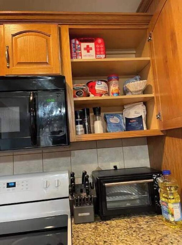 Frigorífico, microondas, horno y placa de cocina