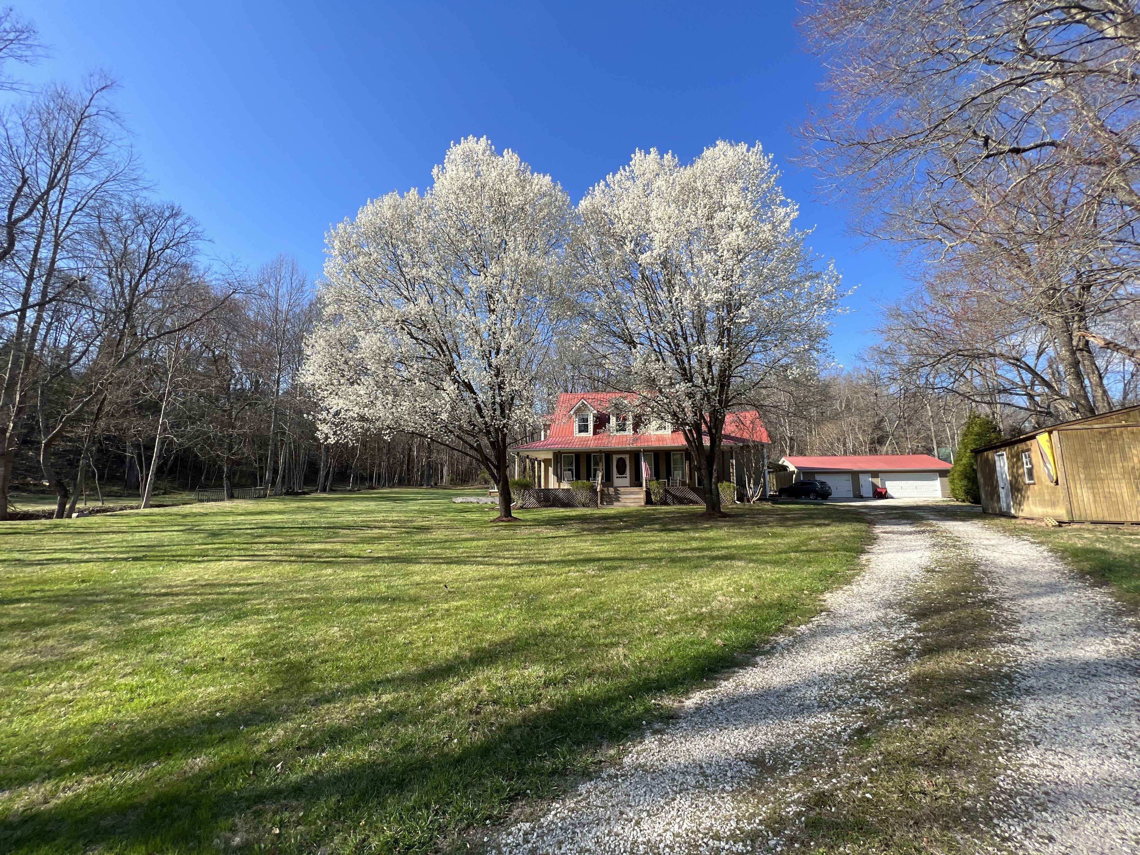 Farmhouse on Acreage minutes from Natural Bridge & Red River Gorge with Hot Tub