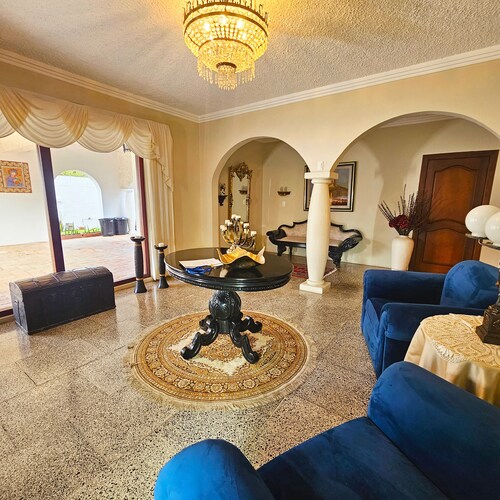 Amplia y cómoda casa ubicada a 5k del Centro Histórico
¡Ideal para vacacionar!