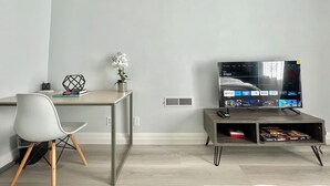 Unclassified image, 5 of 32, button - Remodeled Private Master Suite: 5MIN to Muni, Stonestown Mall & Parks (San Francisco)