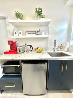 Refrigerador, microondas, cafetera y tetera y tetera eléctrica 