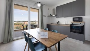 Una cocina moderna con armarios grises, un microondas y un horno.