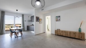 Un interior moderno con comedor, cocina y un amplio ventanal con vistas.
