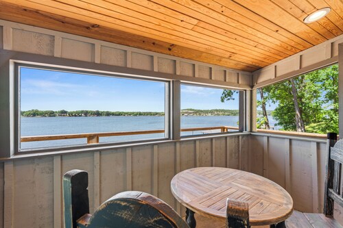 Luxury and Cozy Talladega Lakefront retreat with the best sunset views!