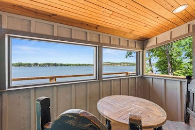 Luxury and Cozy Talladega Lakefront retreat with the best sunset views!