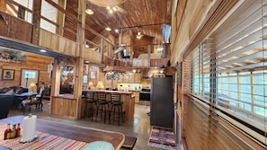 Fridge, microwave, oven, stovetop - The Indian Lodge in Sunset Valley on the White River (Mountain View)