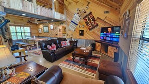 Een smart-tv en boeken