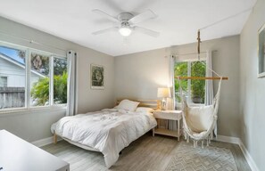 3 bedrooms, iron/ironing board, travel cot, free WiFi - Downtown Sarasota Bayview Bungalow. Ideal location to area wide attractions  (Sarasota)