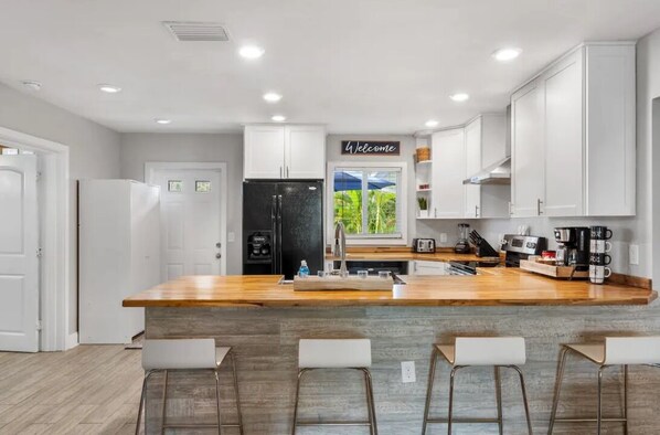 Fridge, microwave, oven, stovetop - Downtown Sarasota Bayview Bungalow. Ideal location to area wide attractions (Sarasota)