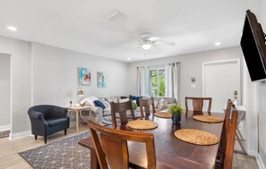 Dining - Downtown Sarasota Bayview Bungalow. Ideal location to area wide attractions (Sarasota)