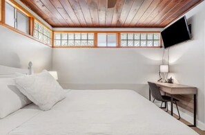 3 bedrooms, iron/ironing board, travel cot, free WiFi - Downtown Sarasota Bayview Bungalow. Ideal location to area wide attractions (Sarasota)