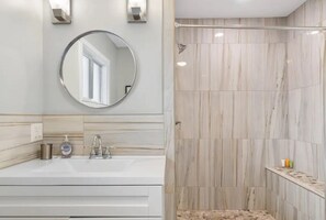 Shower, hair dryer, towels, soap - Downtown Sarasota Bayview Bungalow. Ideal location to area wide attractions  (Sarasota)