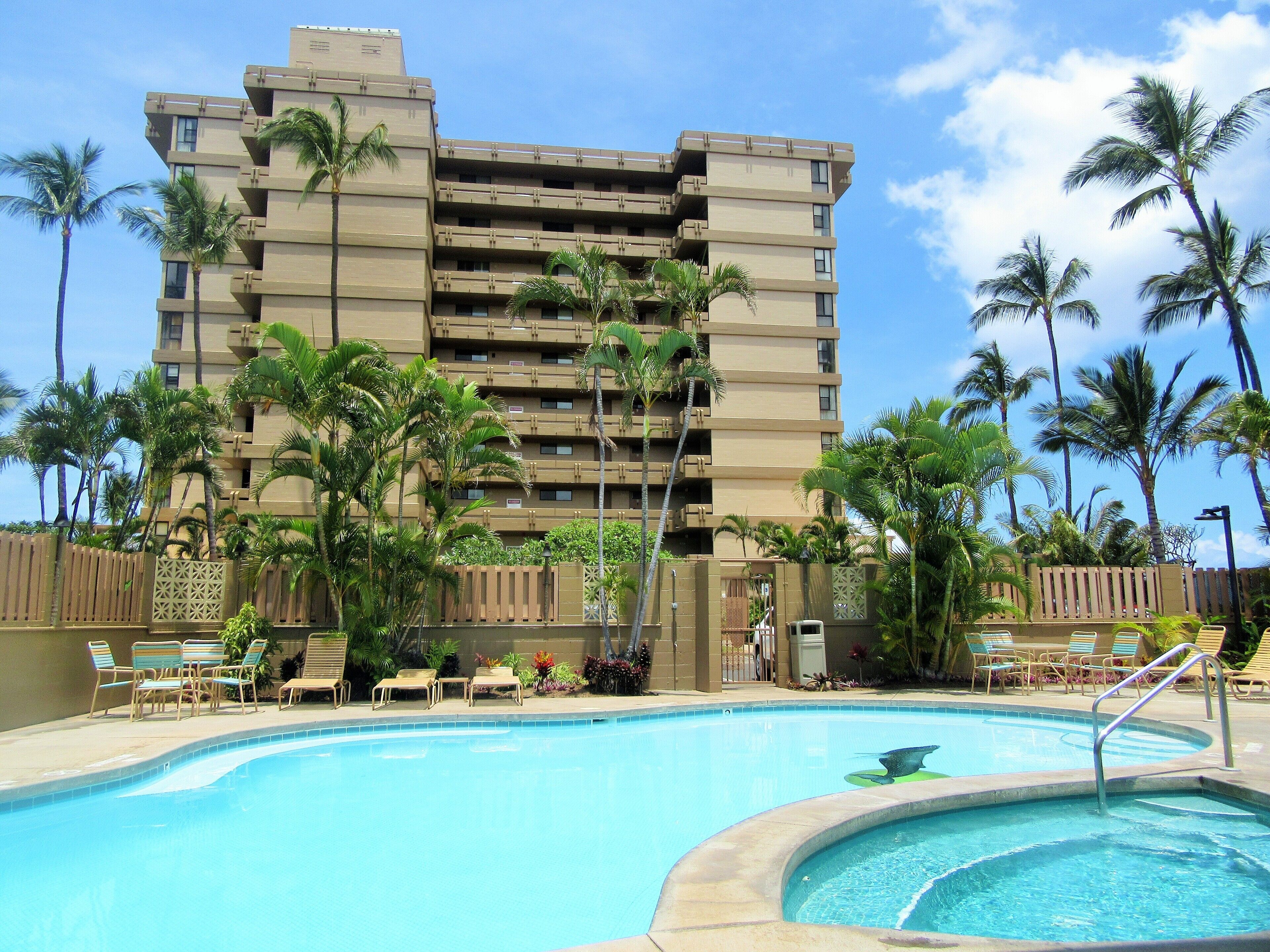 Una piscina al aire libre, una piscina climatizada