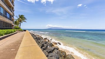 Sulla spiaggia, lettini da mare, teli da spiaggia