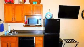 Fridge, microwave, dishwasher, coffee/tea maker