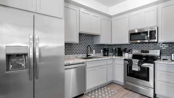 Een koelkast, een microgolfoven, een vaatwasser