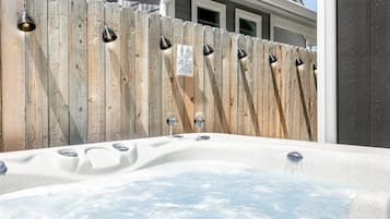 Tina de hidromasaje al aire libre