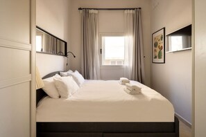 1 chambre, fer et planche à repasser