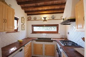 Refrigerador, microondas y utensilios de cocina 