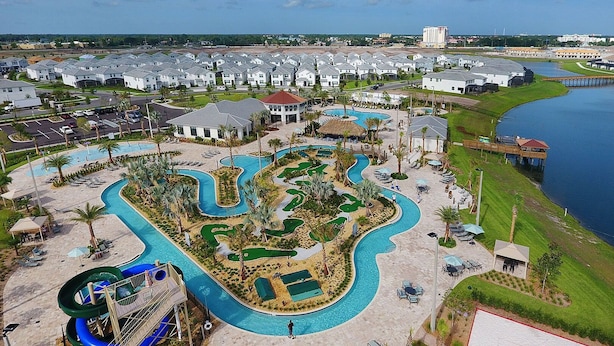 Et resort med en stor swimmingpool, vandrutsjebane og golfbane.