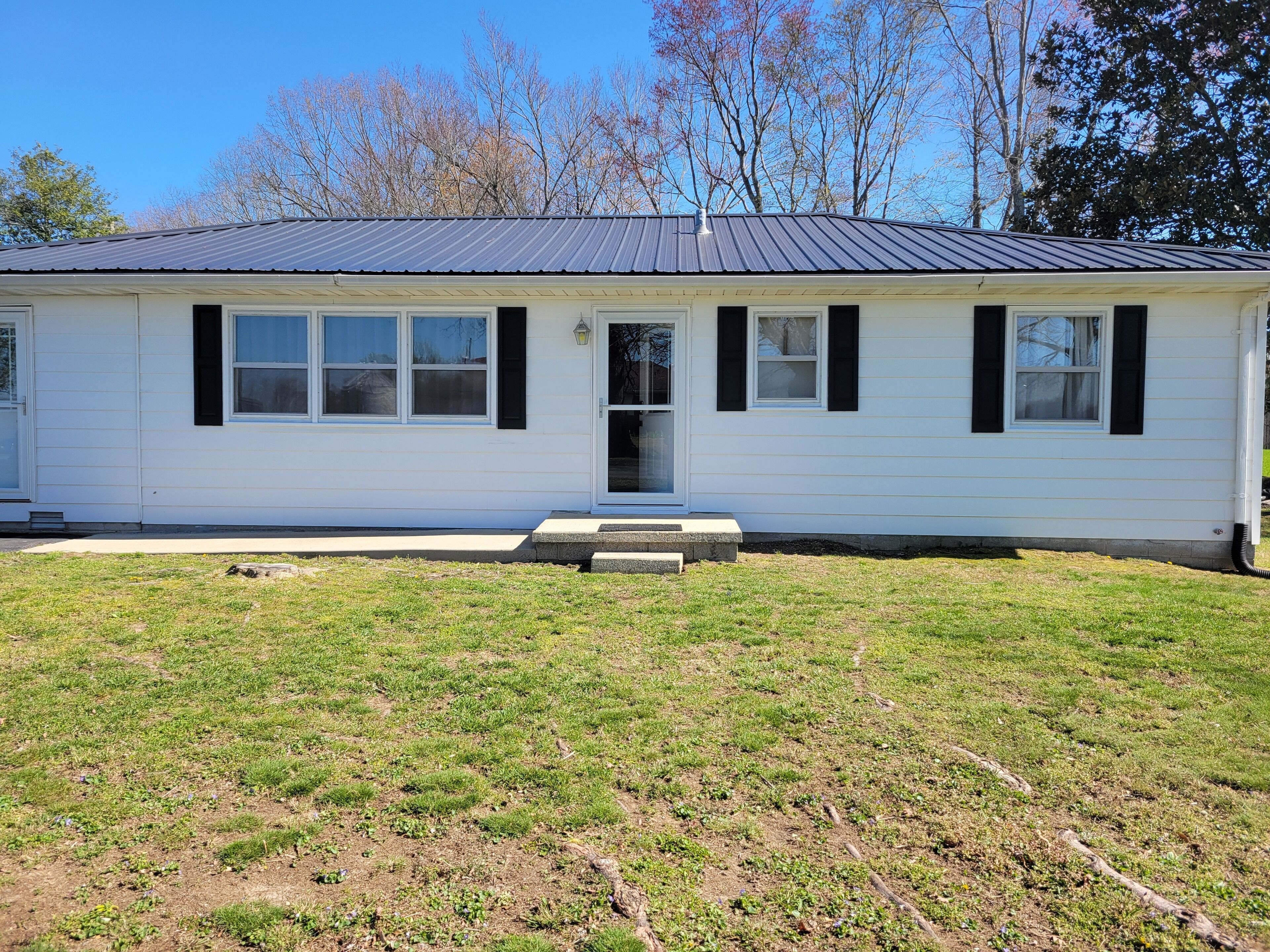  Minutes from Lake Cumberland! Peaceful house in the country. Family friendly!
