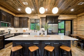 Fridge, microwave, oven, stovetop - Stars & Streams - Ev Outlet, Pool Table,Shuffleboard, Hot Tub, Arcade Console (Broken Bow)