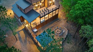 A modern two-story house with a deck, outdoor seating, and a fire pit. - Stars & Streams - Ev Outlet, Pool Table,Shuffleboard, Hot Tub, Arcade Console (Broken Bow)