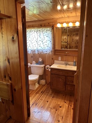 Sèche-cheveux, serviettes fournies, savon