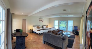 Smart-tv, eldstad och ett bordtennisbord