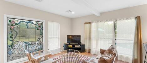 Smart TV, chimenea y tenis de mesa