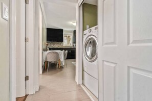 Interior - Private 2BR Suite, King & Queen Beds, Full Kitchen, Near Vancouver (Delta)