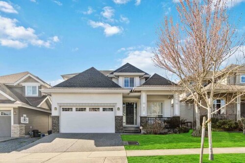 Private 2BR Suite, King & Queen Beds, Full Kitchen, Near Vancouver